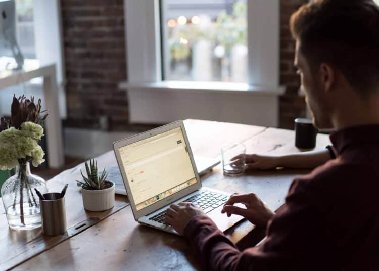 bench-accounting-homme sur un ordinateur -5 sites pour rendre tes travaux super stylésunsplash