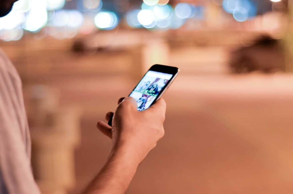 pexels-ahmed-aqtai-personne-sur-son-telephone-Decouvrir-une-ville-a-pied-grace-a-Citymapper-