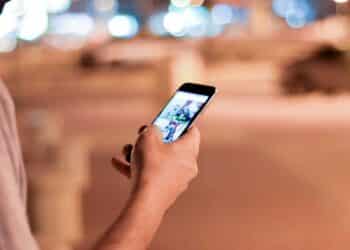 pexels-ahmed-aqtai-personne-sur-son-telephone-Decouvrir-une-ville-a-pied-grace-a-Citymapper-