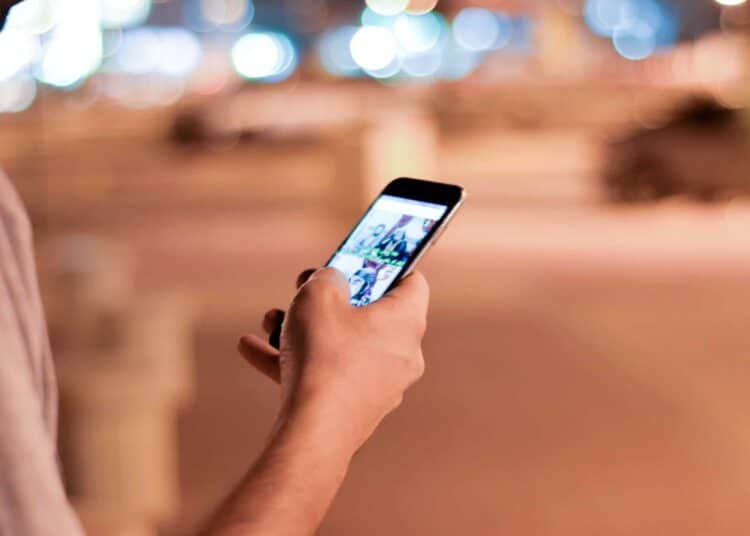 pexels-ahmed-aqtai-personne-sur-son-telephone-Decouvrir-une-ville-a-pied-grace-a-Citymapper-