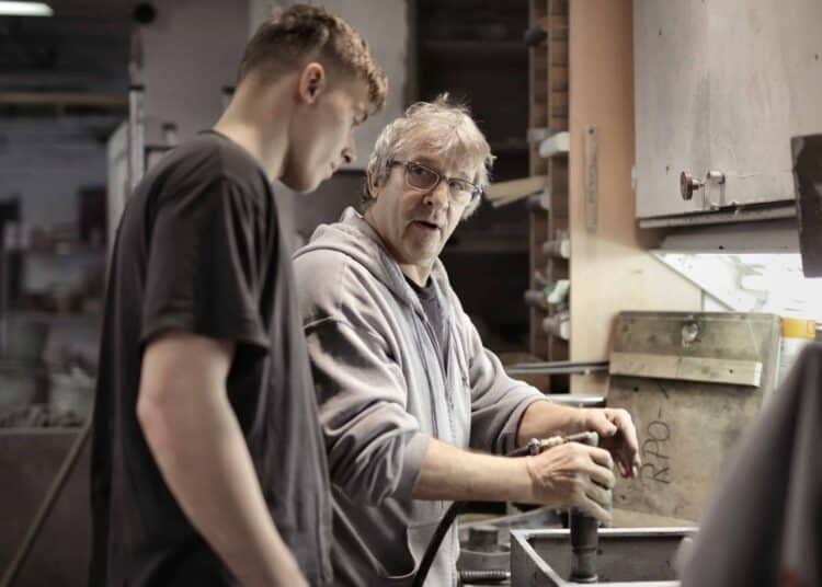 pexels-andrea-piacquadio- 2 hommes qui travaillent - la fin des stages non-rémunérés en Belgique ?