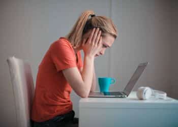 pexels-andrea-piacquadio - femme qui réfléchit sur son ordinateur -Comment comprendre qu'on a fait le mauvais choix d'études