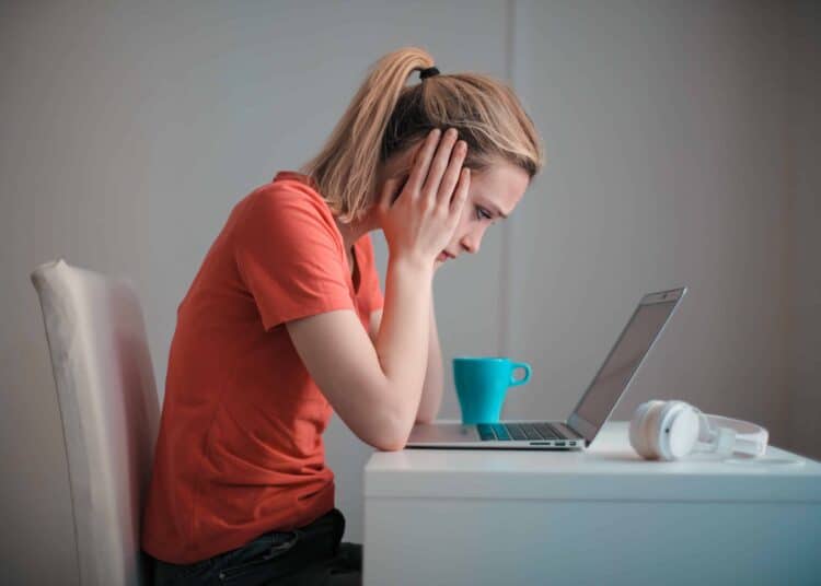 pexels-andrea-piacquadio - femme qui réfléchit sur son ordinateur -Comment comprendre qu'on a fait le mauvais choix d'études