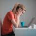 pexels-andrea-piacquadio - femme qui réfléchit sur son ordinateur -Comment comprendre qu'on a fait le mauvais choix d'études