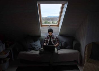 pexels-arthouse-studio-etudiant dans son kot qui cherche un emploi - 5 conseils pour trouver son premier job