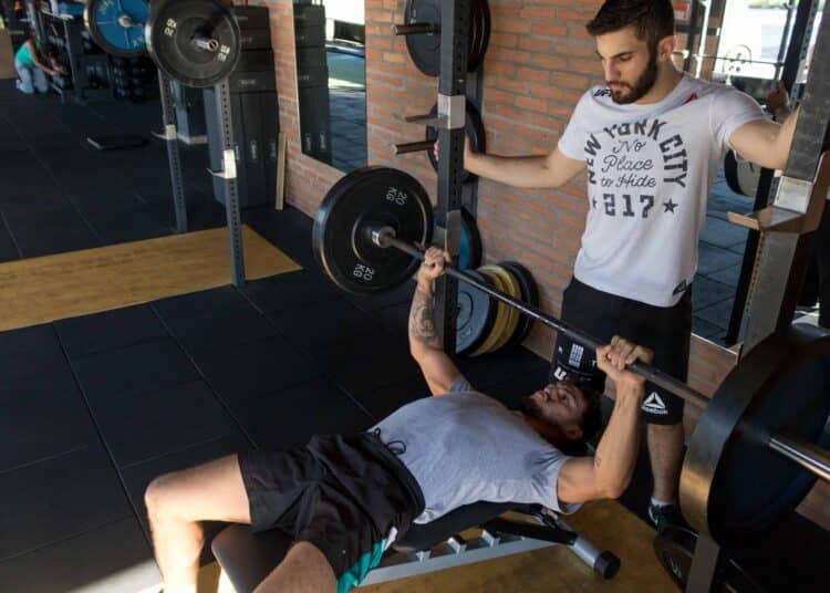 pexels-bruno-bueno-2 hommes salle de sport - les salles de fitness en perte de membre -