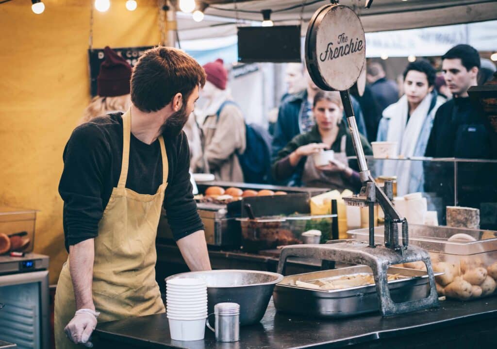 pexels-clem-onojeghuo-homme qui travaille au restaurant - Un assouplissement à venir pour les jobs étudiants ?