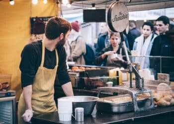 pexels-clem-onojeghuo-homme qui travaille au restaurant - Un assouplissement à venir pour les jobs étudiants ?