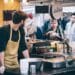 pexels-clem-onojeghuo-homme qui travaille au restaurant - Un assouplissement à venir pour les jobs étudiants ?