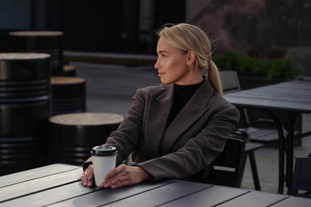 pexels-cottonbro-femme-qui-boit-un-cafe-comment-optimiser-son-temps-avant-de-reprendre-des-etudes
