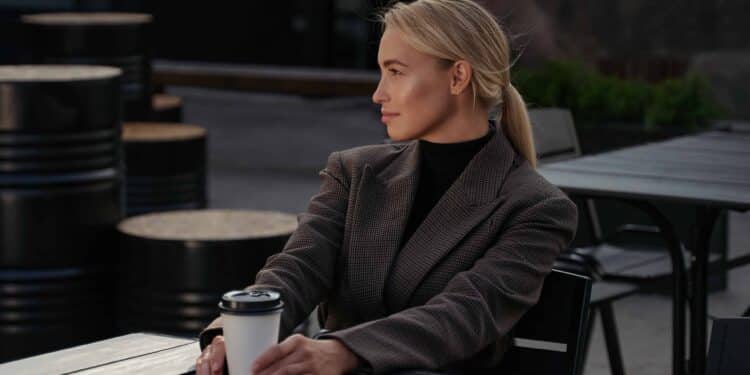 pexels-cottonbro-femme-qui-boit-un-cafe-comment-optimiser-son-temps-avant-de-reprendre-des-etudes