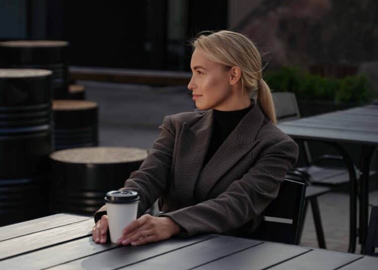 pexels-cottonbro-femme-qui-boit-un-cafe-comment-optimiser-son-temps-avant-de-reprendre-des-etudes