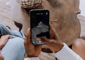 pexels-cottonbro-jeunes étudiants sur tiktok - ces jeunes demissionnent mais sur tiktok