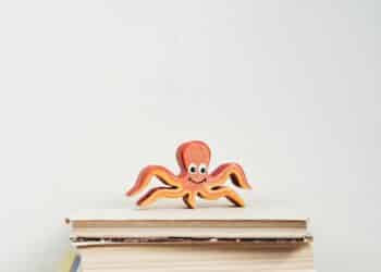 pexels-cottonbro-poulpe sur des livres - Penser en poulpe pour mieux penser