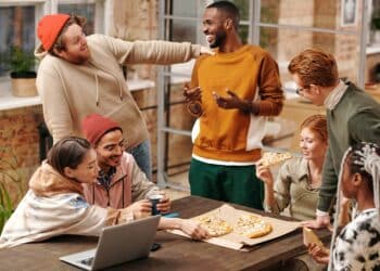 pexels-diva-plavalaguna-jeunes étudiants et travailleurs en colocation - 33% d'étudiant.e.s font le choix de la coloc pour des raisons financières, et les autres