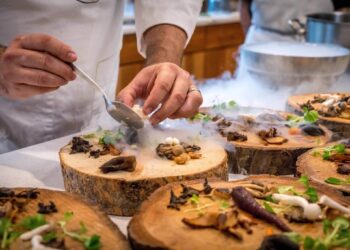 pexels-elevate-chef qui prépare plat de légume - manger gastro pour pas cher : bientôt la quinzaine des jeunes