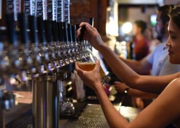 pexels-elevate-femme qui se sert une bière-Plus d’alcool pendant 1 mois le défi lancé par Tournée Minérale