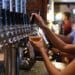 pexels-elevate-femme qui se sert une bière-Plus d’alcool pendant 1 mois le défi lancé par Tournée Minérale