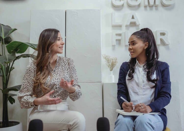 pexels-george-milton-employeur qui discute avec candidat - 5 questions qu’on te pose à un entretien