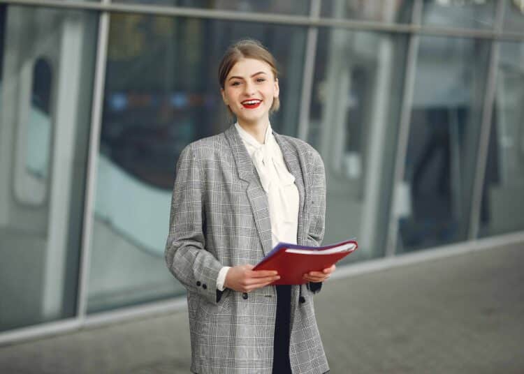 pexels-gustavo-fring-etudiante jeune diplomée qui sourit - Les jeunes diplômés prêts à trouver un premier emploi à n’importe quel prix