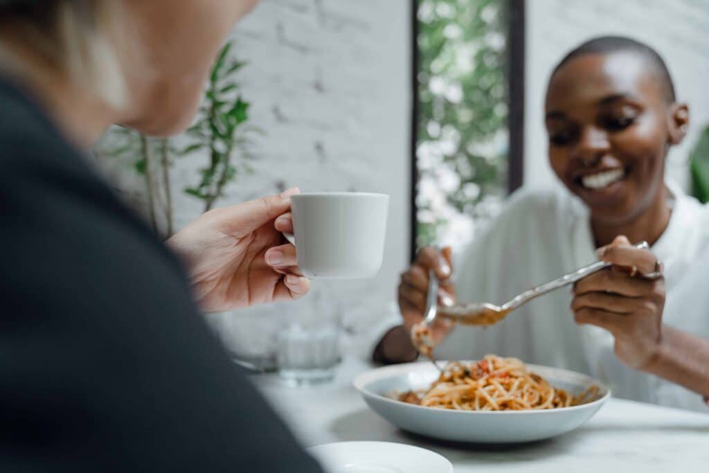 pexels-ketut-subiyanto-fille étudiante qui mange des pates - top 5 des restos à louvain la neuve