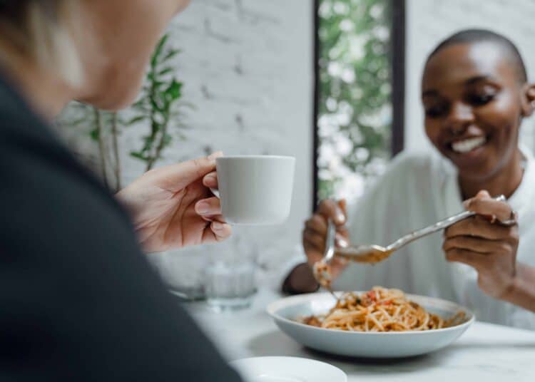 pexels-ketut-subiyanto-fille étudiante qui mange des pates - top 5 des restos à louvain la neuve