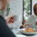 pexels-ketut-subiyanto-fille étudiante qui mange des pates - top 5 des restos à louvain la neuve
