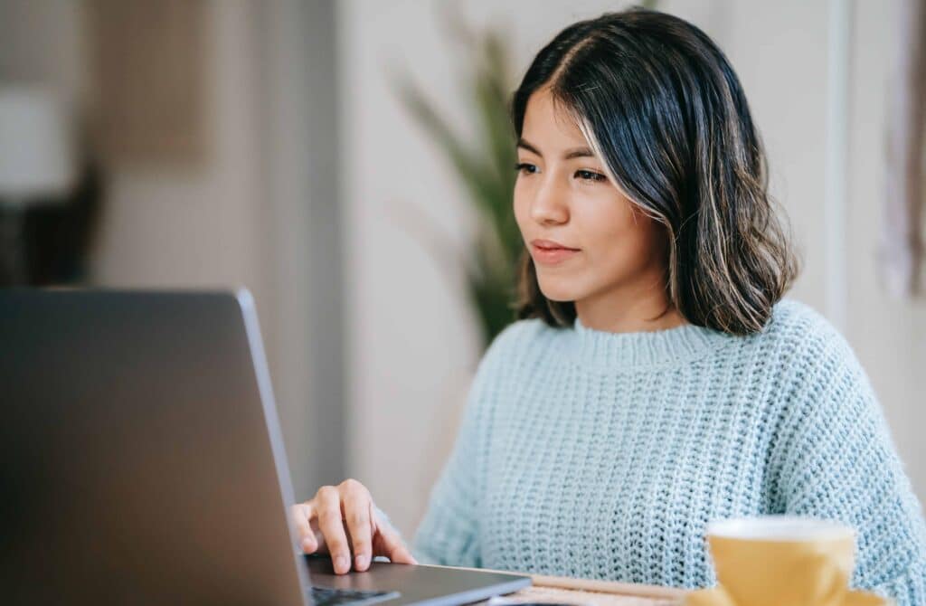 pexels-liza-summer-fille devant ordinateur qui cherche emploi - Comment bien préparer son avenir professionnel quand on est étudiant