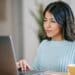pexels-liza-summer-fille devant ordinateur qui cherche emploi - Comment bien préparer son avenir professionnel quand on est étudiant