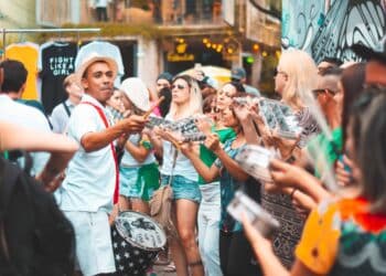 pexels-luis-fernandes- plusieurs personnes qui font la fête - Le carnaval des régionales de Louvain-La-Neuve est revenu