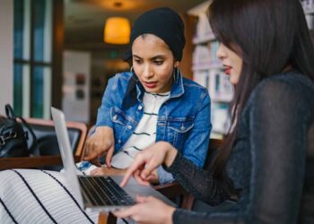pexels-mentatdgt-2 femmes qui regardent sur un ordinateur - Trouver son job de rêve grâce à l'intelligence collective
