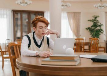 pexels-mikhail-nilov - Si ces 6 memes te parlent, c’est que t'es à la ramasse avec tes cours