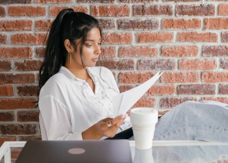 pexels-mikhail-nilov-étudiante sur ordinateur qui cherche un emploi - 11 conseils si on commence à travailler pendant la crise sanitaire