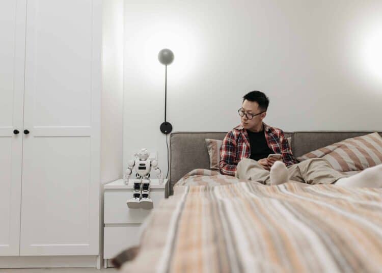 pexels-pavel-danilyuk-etudiant dans son lit avec un robot - les robots nous remplaceront ils un jour