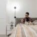 pexels-pavel-danilyuk-etudiant dans son lit avec un robot - les robots nous remplaceront ils un jour