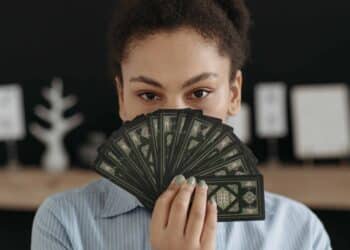 pexels-pavel-danilyuk-fille cartes mains - horoscope étudiant du deuxième quadri