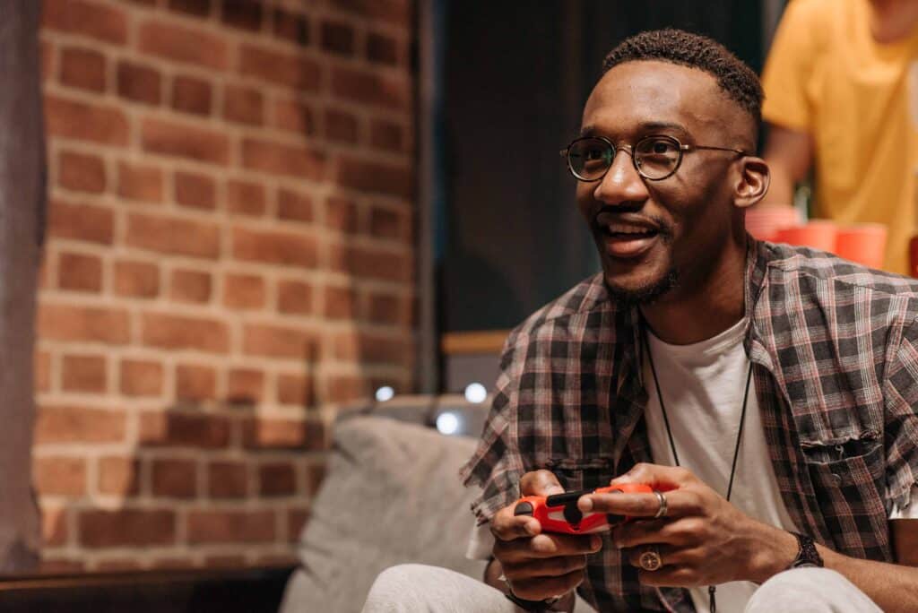 pexels-pavel-danilyuk-homme qui joue à la console-Focus sur le monde des jeux-vidéos avec la Mons Game Week