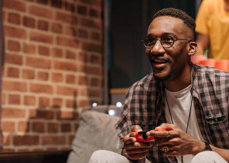 pexels-pavel-danilyuk-homme qui joue à la console-Focus sur le monde des jeux-vidéos avec la Mons Game Week