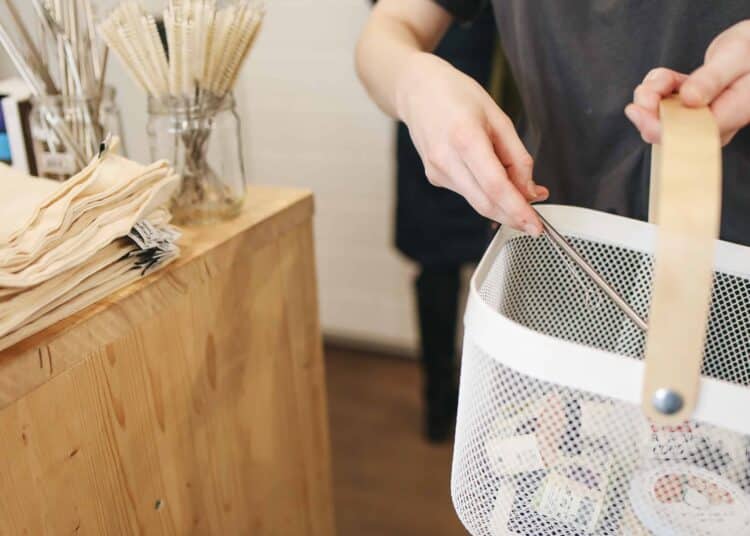 pexels-polina-tankilevitch- étudiant qui achete en vrac - une année en mode écolo