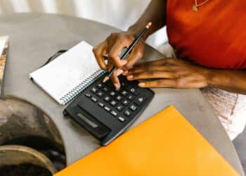 pexels-rodnae-productions- etudiante qui fait son budget - argent nerf des études