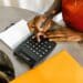 pexels-rodnae-productions- etudiante qui fait son budget - argent nerf des études