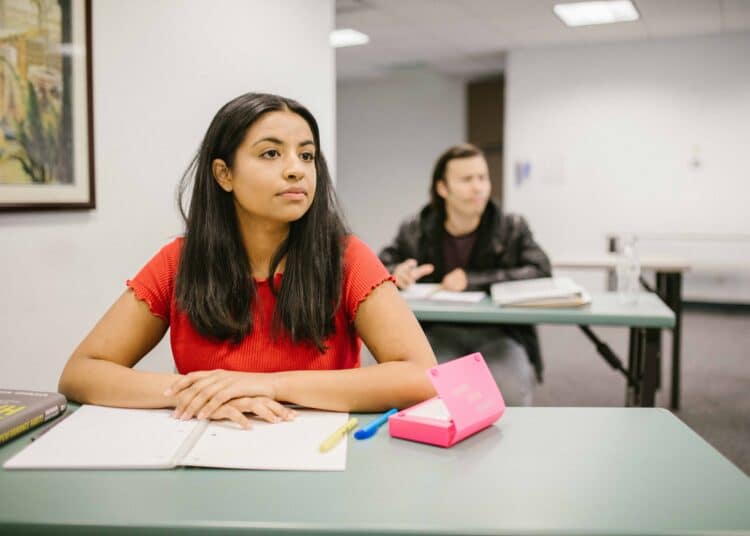 pexels-rodnae-productions-étudiante qui passe un examen - heure des résultats qu'en est-il des étudiants en quarantaine durant la session