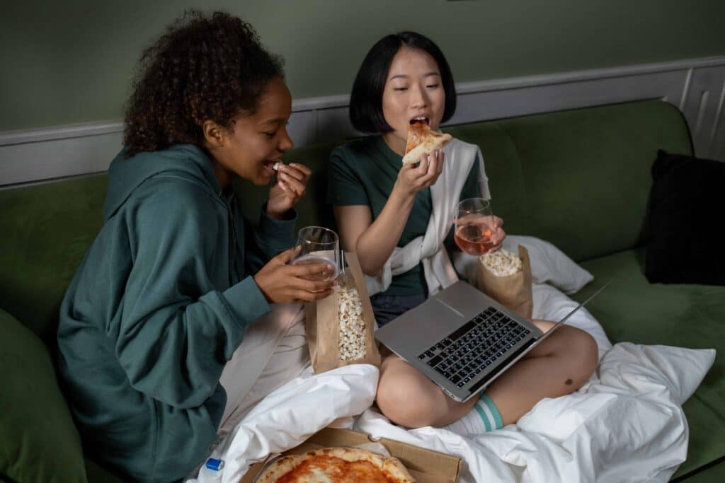 pexels-ron-lach-deux étudiantes qui mangent avant de sortir - 4 trucs rapides à manger avant de sortir guindailler