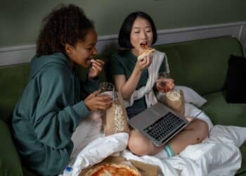 pexels-ron-lach-deux étudiantes qui mangent avant de sortir - 4 trucs rapides à manger avant de sortir guindailler