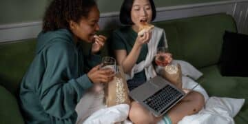 pexels-ron-lach-deux étudiantes qui mangent avant de sortir - 4 trucs rapides à manger avant de sortir guindailler