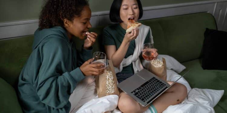 pexels-ron-lach-deux étudiantes qui mangent avant de sortir - 4 trucs rapides à manger avant de sortir guindailler