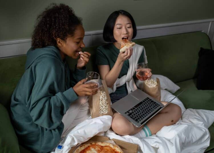 pexels-ron-lach-deux étudiantes qui mangent avant de sortir - 4 trucs rapides à manger avant de sortir guindailler