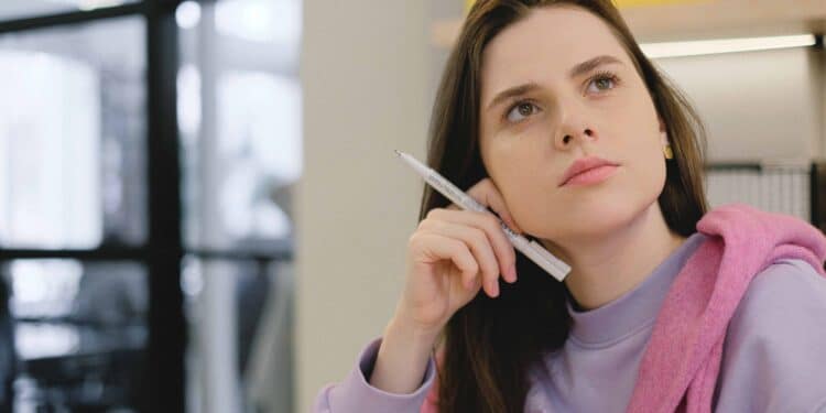 pexels-shvets-production-fille étudiant qui réfléchit - quand les étudiants décident de se réorienter