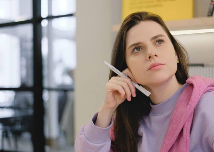 pexels-shvets-production-fille étudiant qui réfléchit - quand les étudiants décident de se réorienter