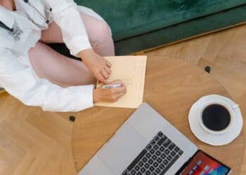 pexels-tima-miroshnichenko-médecin qui écrit sur une feuille - les étudiants francophones lancent une pétition pour les numéros Inami